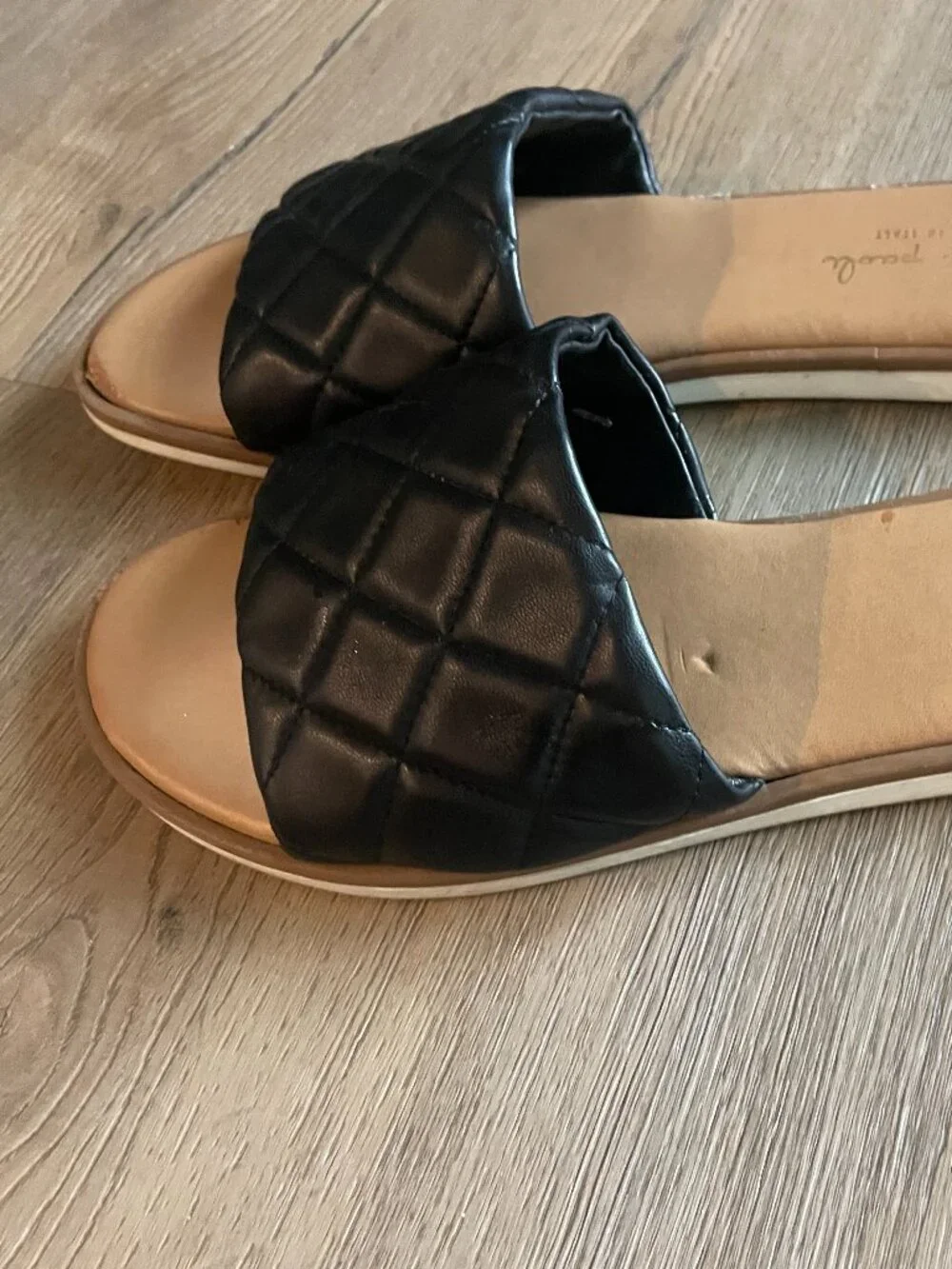 Mila Paoli Womens 9 Shoes Italian Padded Quilted Black Slides Flat Sandals!